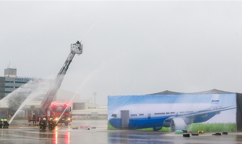 無懼強風大雨！桃機空難演習照常舉行 全線動員強化國門安全