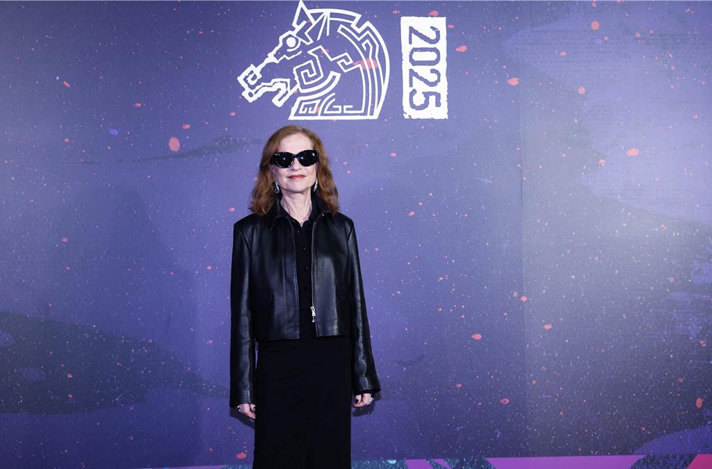 伊莎貝雨蓓難忘與侯孝賢唱KTV 讚《左撇子》今年最佳電影