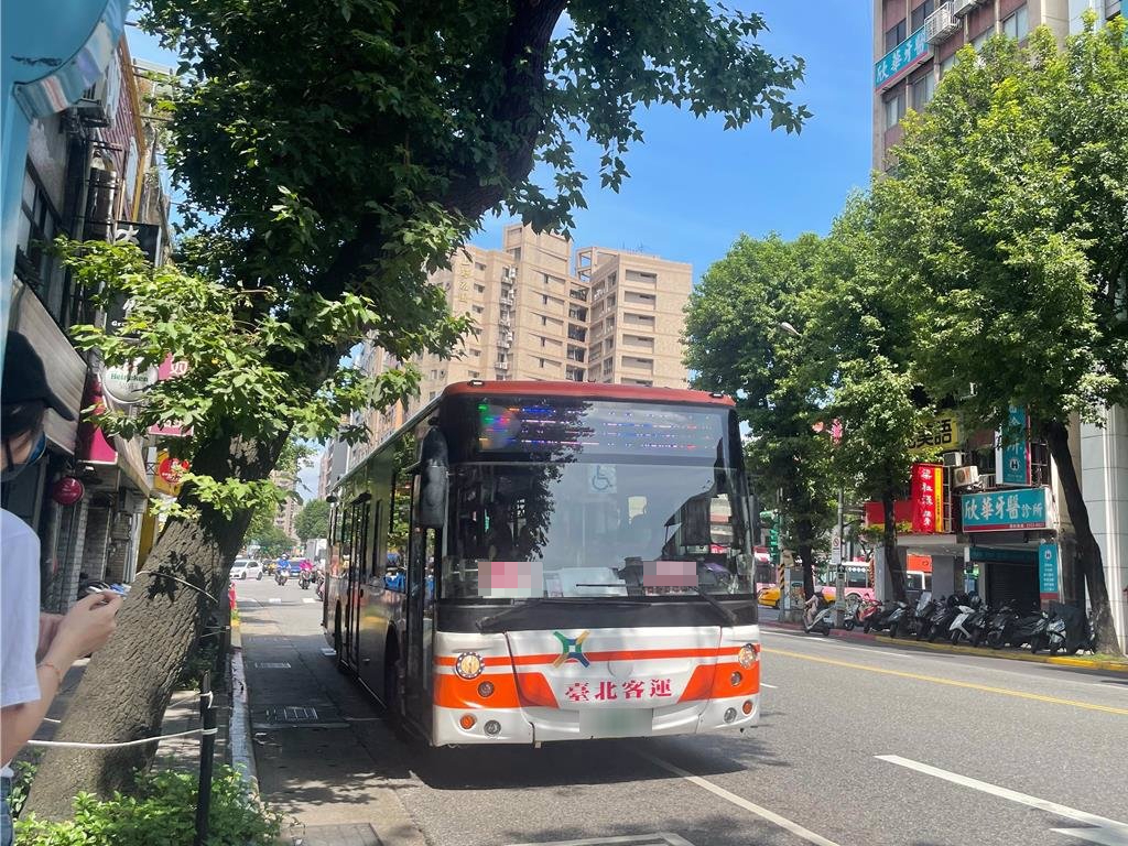 輪椅差點翻落斜坡板!北市公車無障礙服務遭質疑