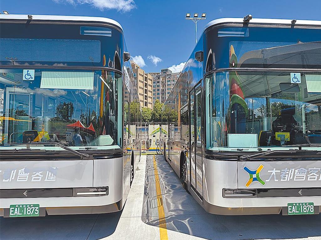 北市公車乘客摔傷年均破200件 議員喊載客獎金誘發搶快