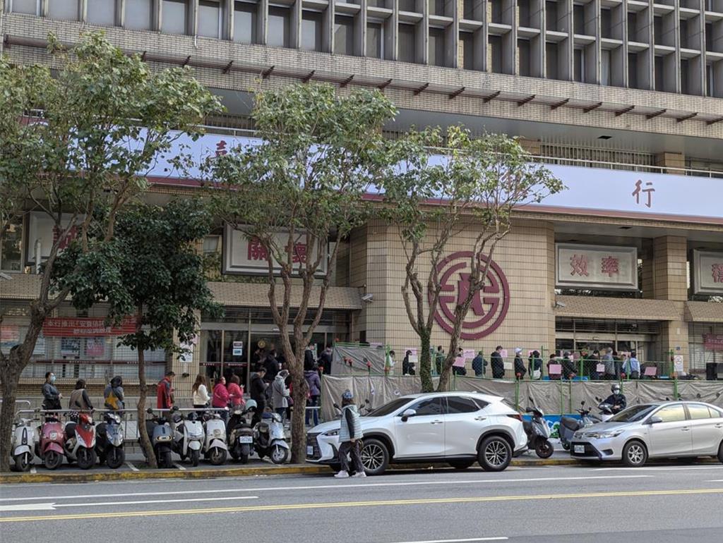 施工1年半未完工！台銀基隆分行圍籬久占人行道 遭罰6萬