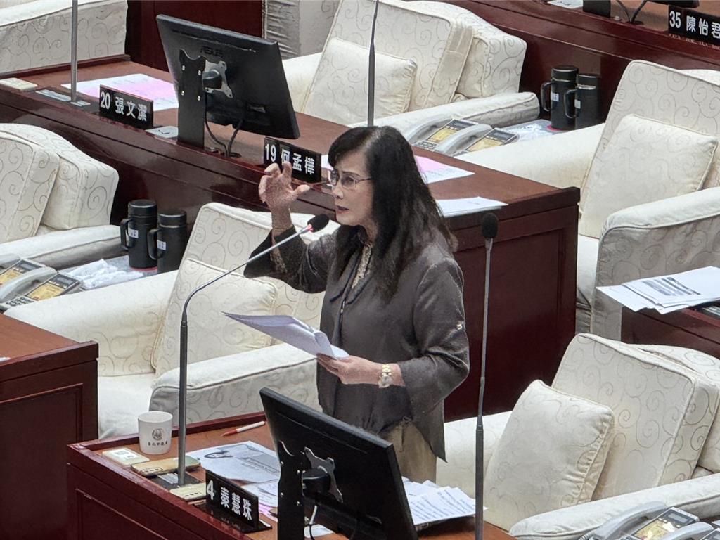 北市逾6成計程車沒悠遊卡刷卡機 議員批：有敬老卡也沒用