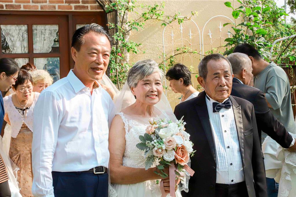 阿嬤一句「我沒穿過婚紗」 嘉義蔦松社區為長者圓夢 彌補當年缺憾