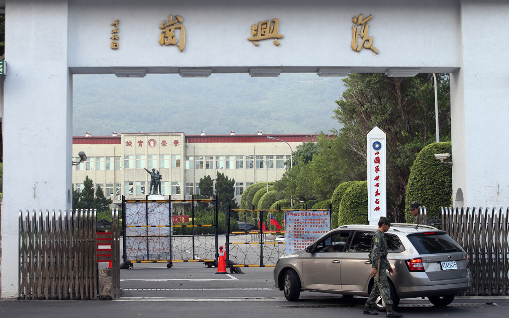 〈夜襲〉、〈九條好漢在一班〉作詞者黃瑩過世 享耆壽95歲
