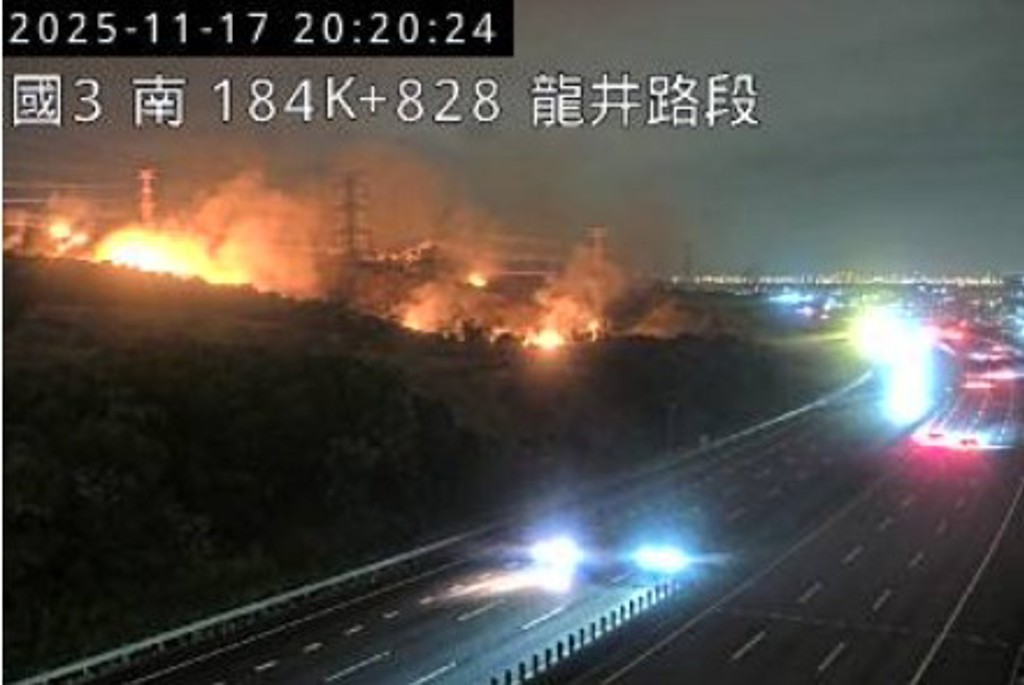 快訊》國3龍井段邊坡「烈火狂燒」　一旁高壓電塔恐遭波及