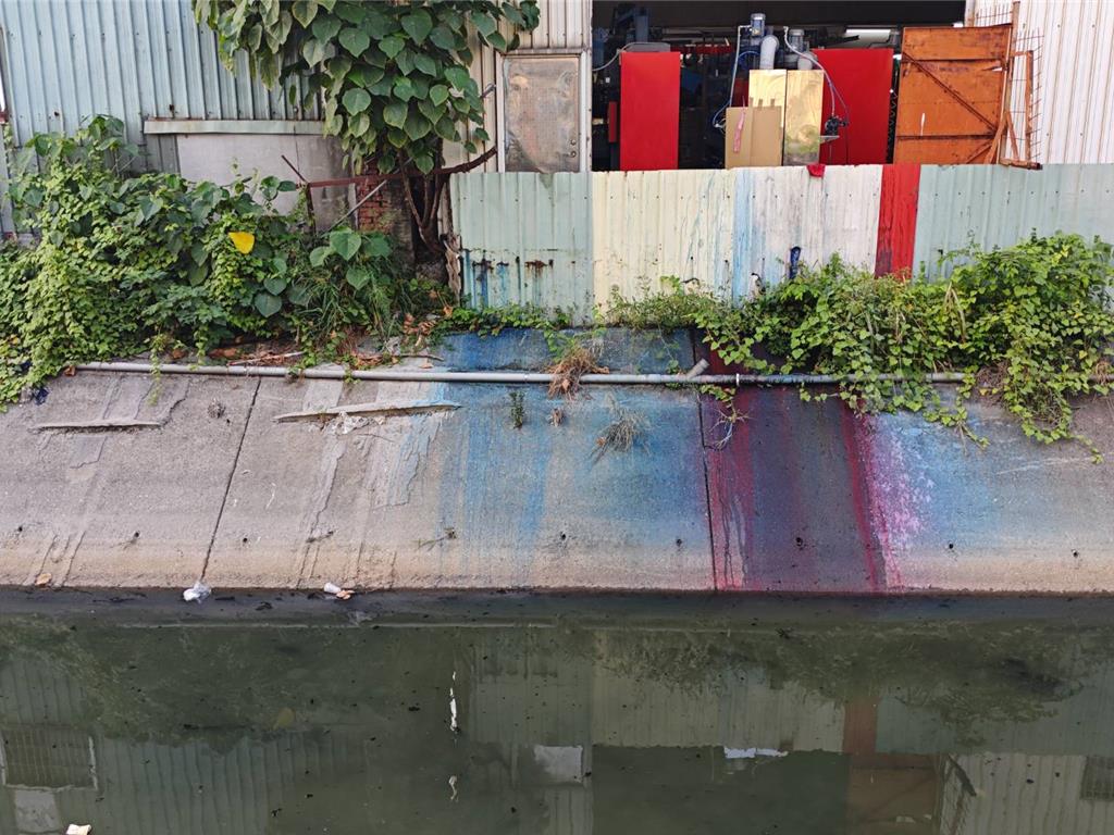 高雄大寮排水幹線變「紅河」 印刷廠偷排汙最高可罰300萬