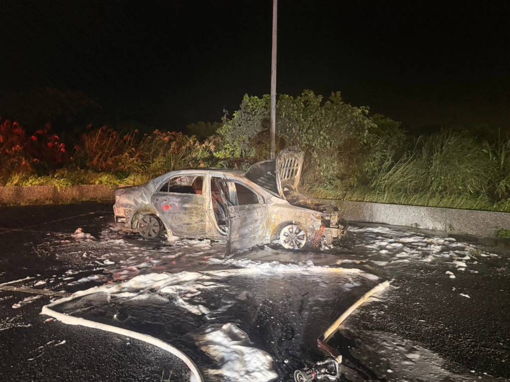 瑞芳調和街轉運站對面的停車場,晚間發生火燒車事件,駕駛燒燙傷送醫,初步懷疑為輕生導致,但還有待警方釐清。(翻攝畫面)