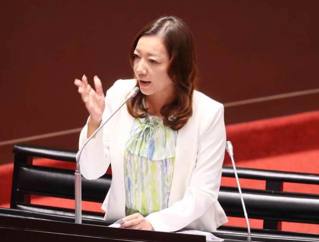 陳琬惠突發正裝照喊「2026改變宜蘭」 似參選縣長起手式