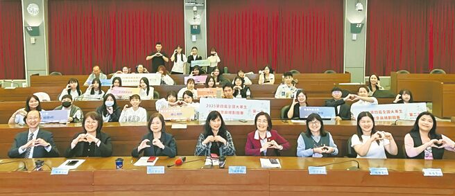 信托公会与致理科技大学举办「大专院校信托创意发想竞赛」决赛全体师生合照。图／信托公会提供