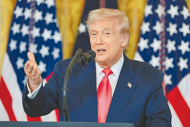 美國政府15日公開的財務申報文件顯示，總統川普在8月下旬至10月上旬期間，購入至少8200萬美元的企業和市政債券。（路透）