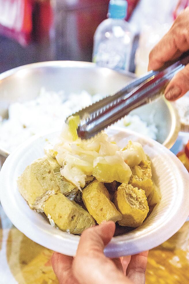 臭豆腐配泡菜是台灣道地小吃之一。（本報資料照片）