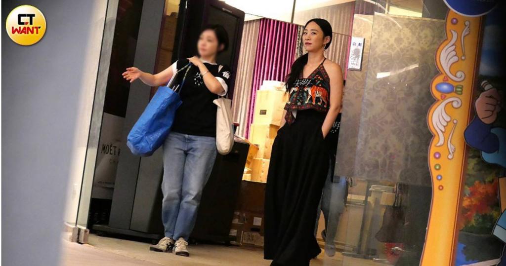 直擊》吳可熙夜間私約「重要人物」超警覺！勾手散步回家