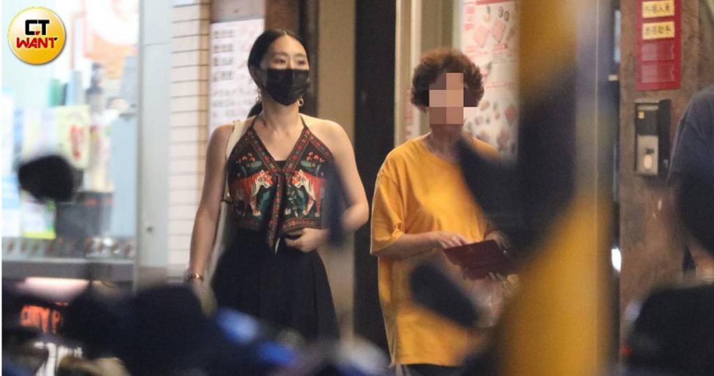 温貞菱夜市撒嬌逗樂媽媽　周湯豪把比莉寵成寶