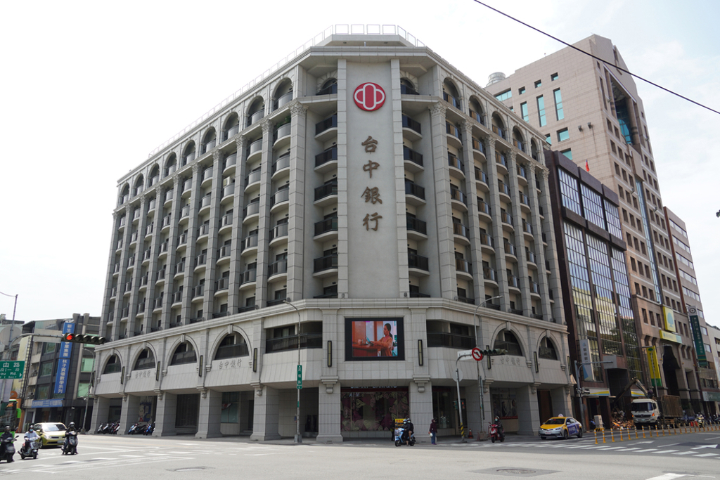 長抱這檔金融股10年 連15年配息配股 年賺近10%略輸0050 存ETF 5年達人難割捨