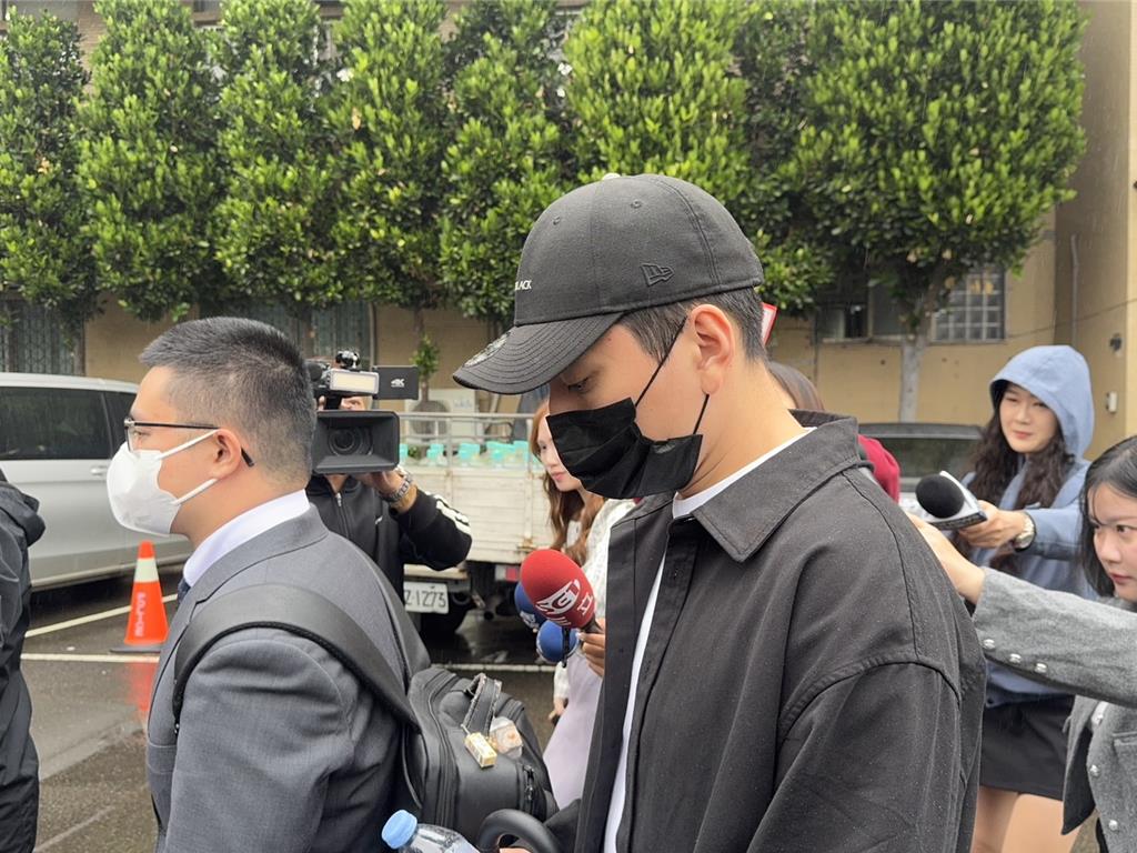 王大陸當庭鞠躬認罪喊「無知犯錯」 11分鐘開完閃兵庭