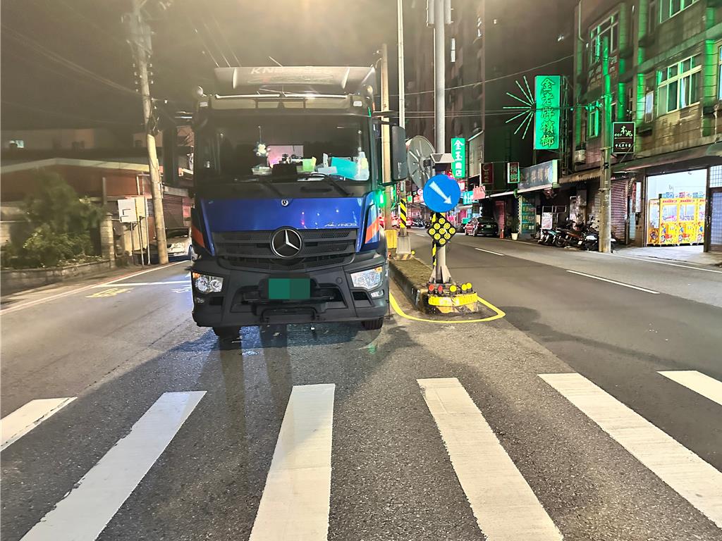 桃園婦人沒走斑馬線 遭起步大貨車猛撞 多處骨折