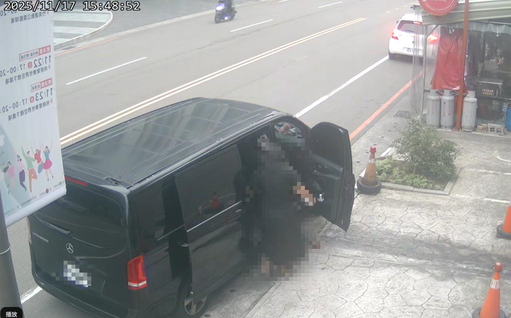 賓士黑裙大媽「路邊炸屎」留下驚人一坨！監視器全拍下 網譙翻