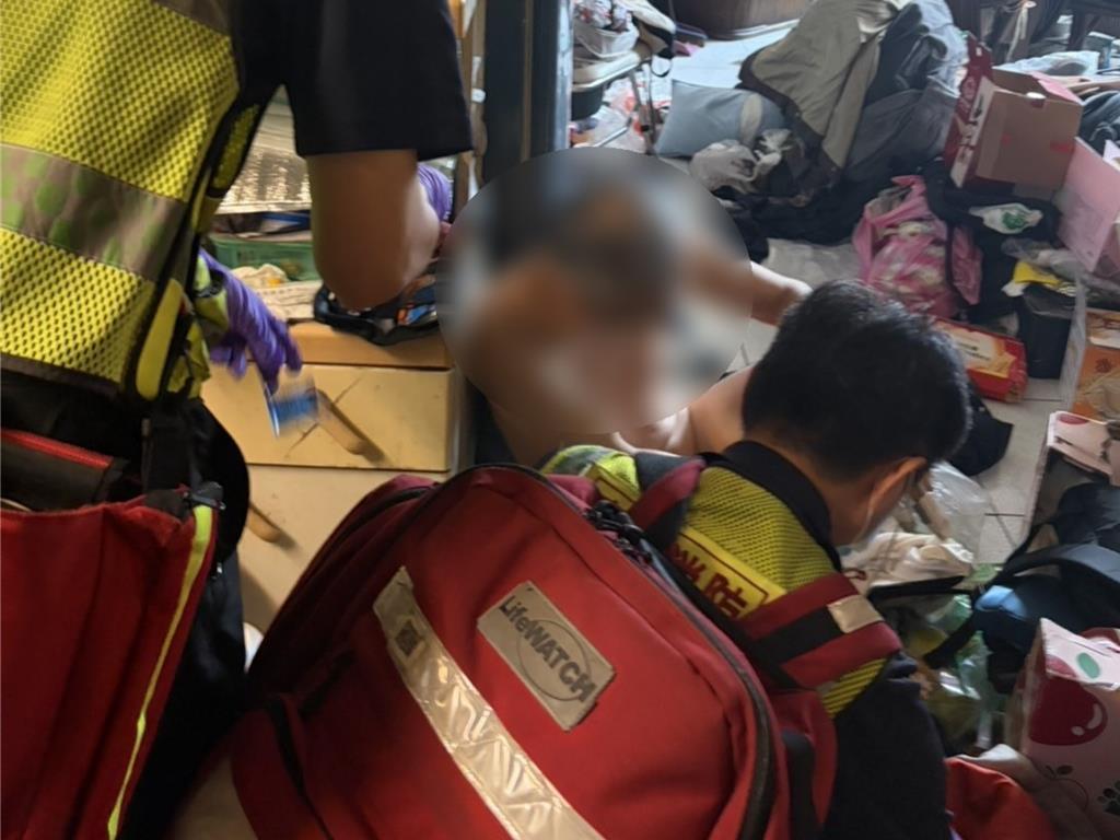 獨居老父未現身志工服務 警消破門救回70歲低血糖翁