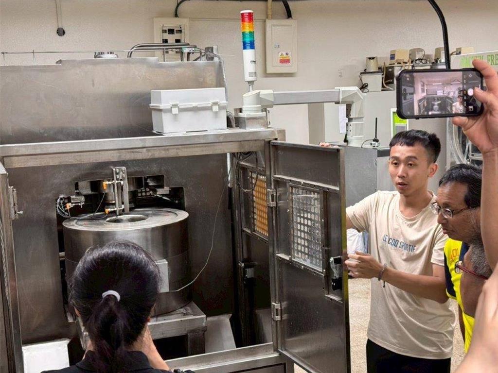 牡蠣剝殼工人力老化 農業部推自動設備「1小時開50斤」