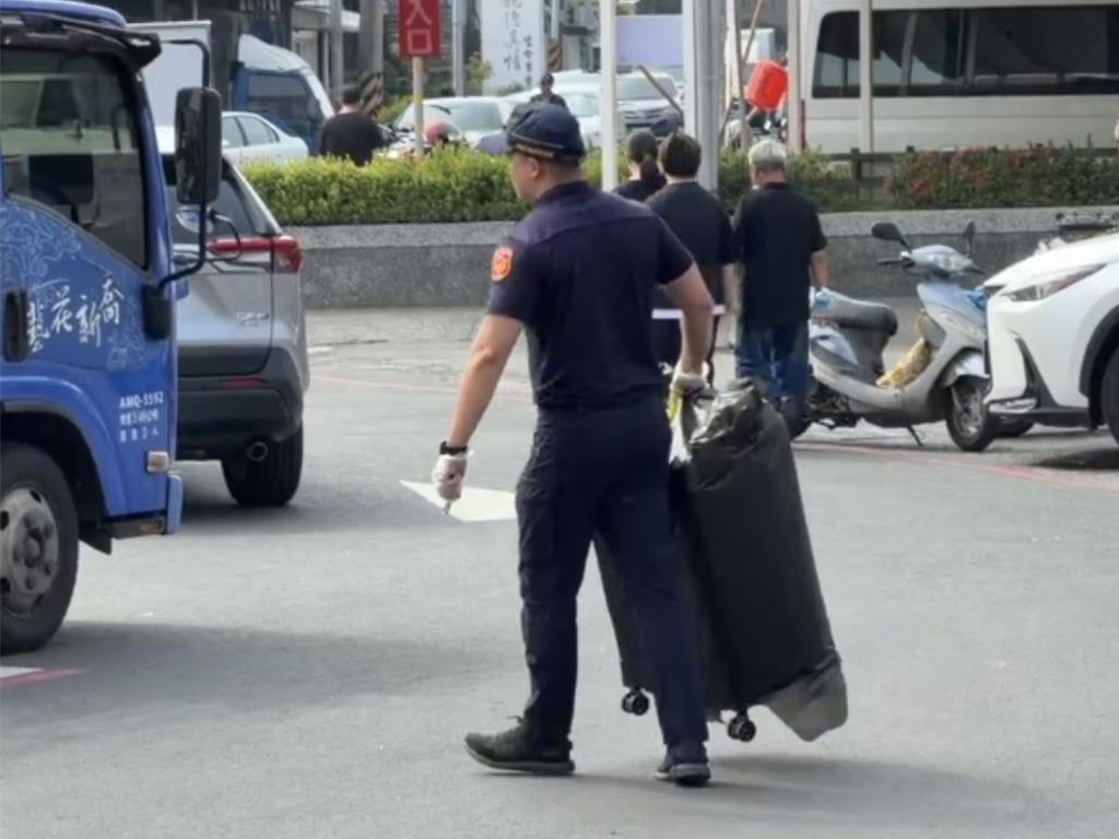 警方提著死者車上發現的行李箱到相驗現場,釐清是否有要用來棄屍(民眾提供/任義宇高雄傳真)