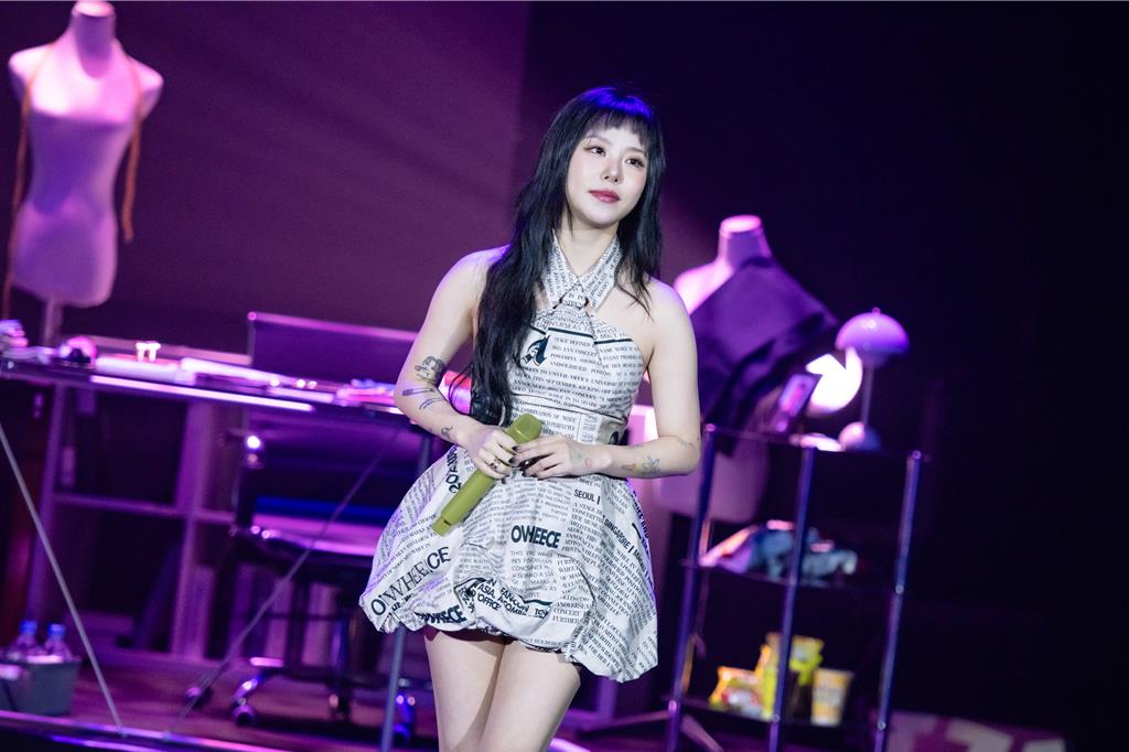 MAMAMOO輝人化身「丁代表」 台下粉絲狂喊想要加班