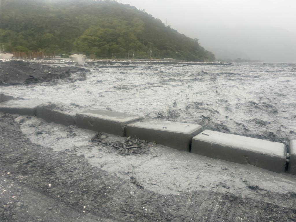 馬太鞍溪水位突暴漲 搶修便道被迫停工