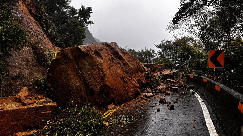 102線雙溪段土石崩坍掩道路　警雙端封鎖急搶修