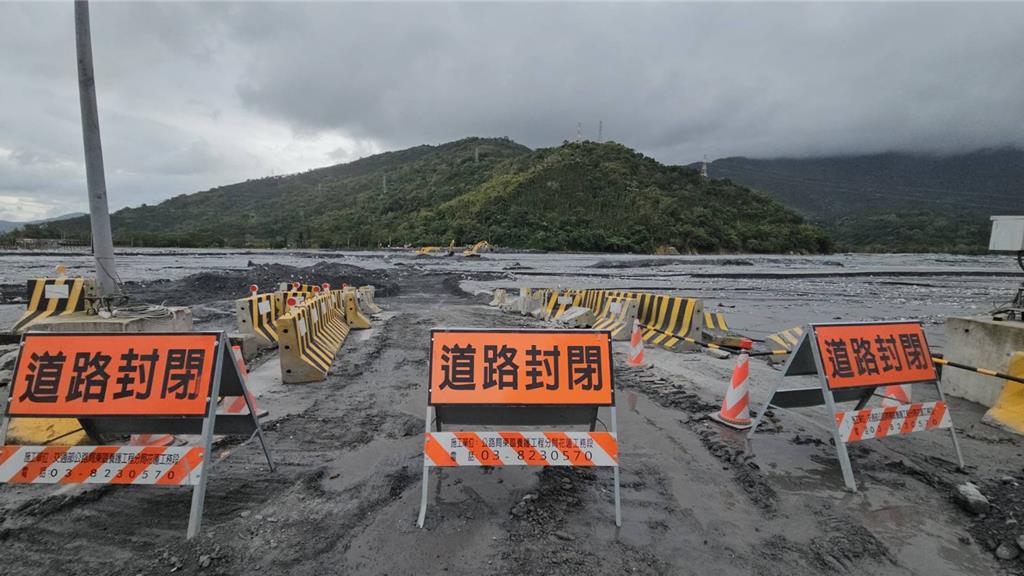 花蓮馬太鞍溪暴漲再沖毀便道 工人驚險撤離：用命在拚