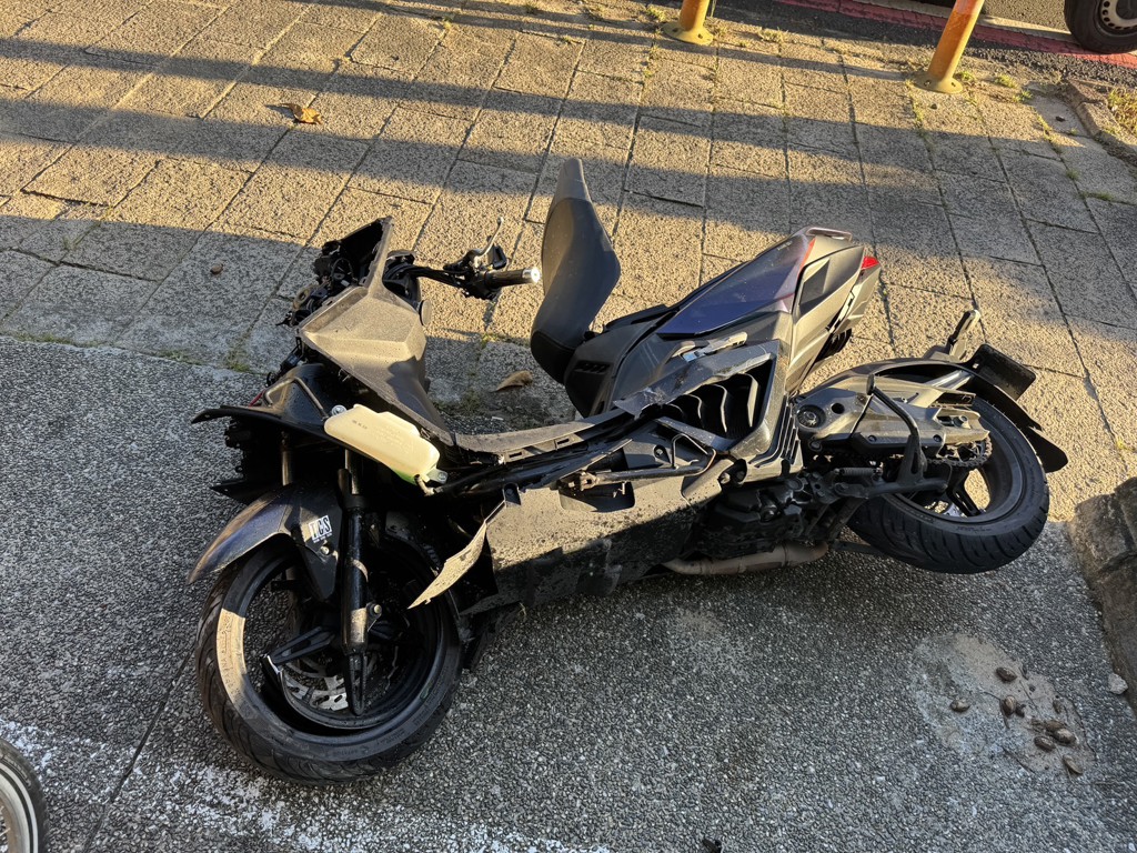 一名年僅20歲的李姓男子，16日清晨騎車行經台26線南灣路段時，突因不明原因衝上人行道，當場重摔倒地，雖經緊急送醫搶救，仍傷重不治。（圖／簡銘柱翻攝）