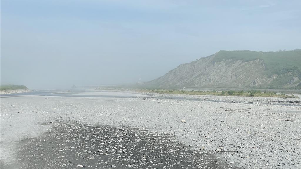 台東卑南溪風飛沙如「沙塵暴」 議員獻策：上游堆置沙石治本