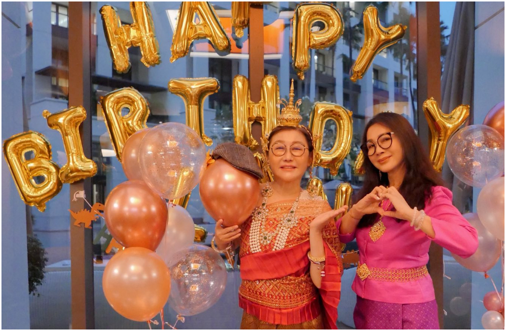 陳美鳳飛泰國穿「傳統泰服」玩變裝 替大咖閨密慶60歲生日 