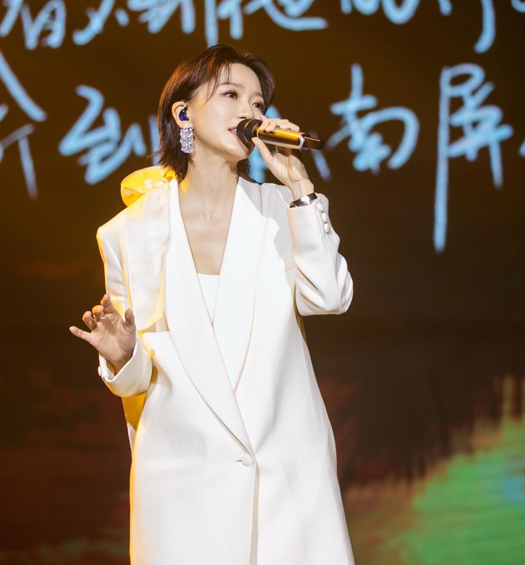 蔡淳佳迎出道25周年 唱到一半嚇喊:想搶工作嗎?