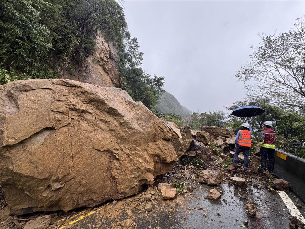 雙溪102線道巨石崩落 傍晚管制「單線雙向」通車