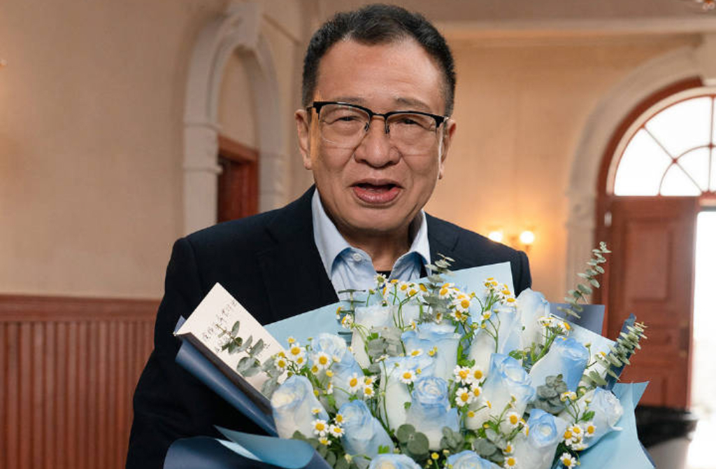 許紹雄出殯 佘詩曼哭腫雙眼送別:老豆千古、永遠懷念