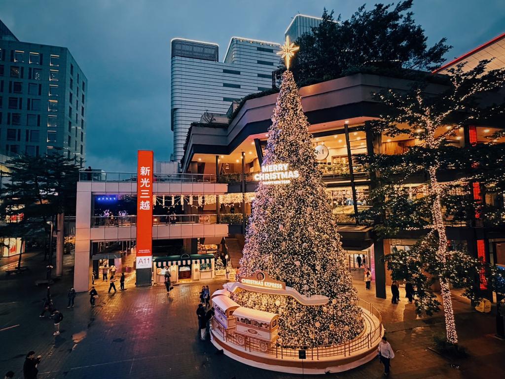 耶誕氣氛爆棚!新光三越20米巨樹、台北101點燈告白輪番上陣