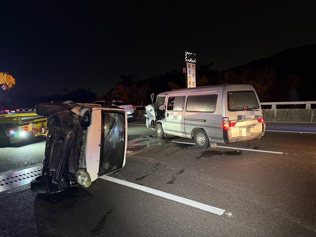 國道驚悚追撞！小貨車自撞側翻 後車閃避不及撞上4人傷