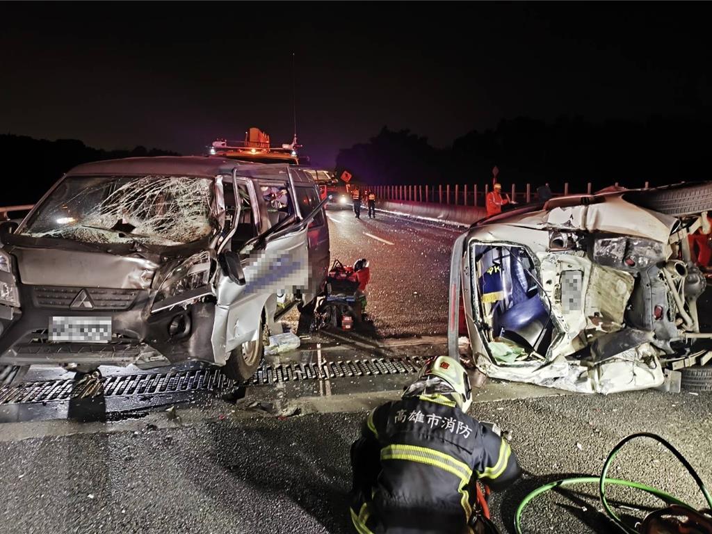 國道小貨車自撞護欄翻覆 慘遭後方追撞釀4人傷