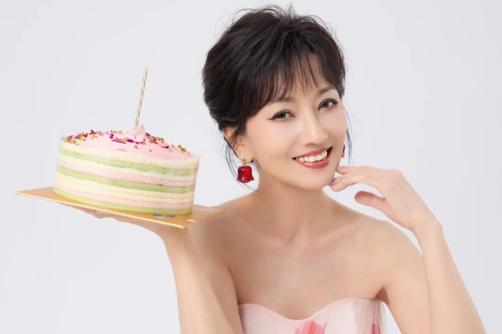 《新白娘子傳奇》趙雅芝歡度71歲生日！凍齡美貌驚呆全網