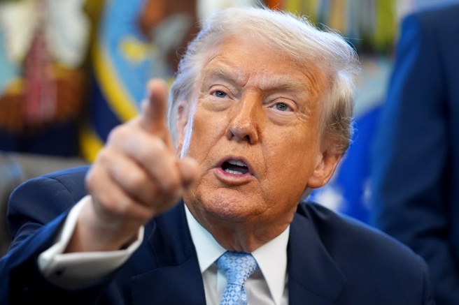 美國總統川普17日再度提及台灣搶美國晶片生意，稱過去的美國政府讓晶片業務流向台灣愚蠢且可恥。（美聯社）