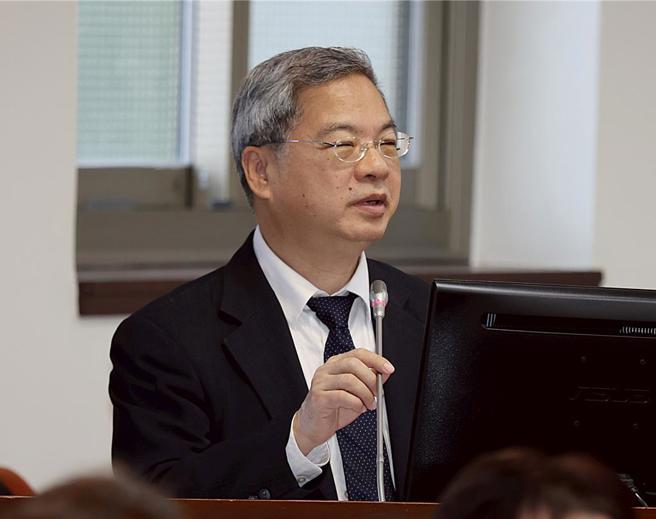 龔明鑫出席「2025國家藥物科技研究發展獎頒獎典禮」會前受訪，回應台積電洩密等議題。(姚志平攝)