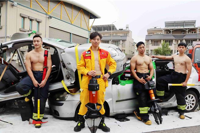 嘉义县「115年消防局猛男桌历」今正式发表，特搜队员大秀肌肉，展现健康体魄。（吕妍庭摄）