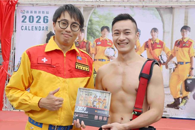 115年消防桌历以「嘉义县特种搜救队」为主题，集结消防员与医师，拍出特搜救援精神。（吕妍庭摄）
