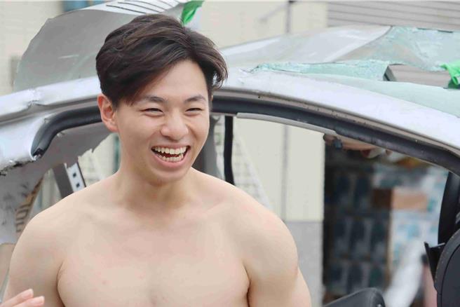 嘉义县「115年消防局猛男桌历」今正式发表，拍摄主角展现阳光一面。（吕妍庭摄）