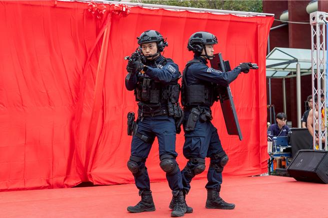 今天记者会特别安排警察局特勤人员及车祸救援小组，以真实情境结合现场互动，带来震撼又逼真的体验。（嘉义县政府提供／吕妍庭嘉义传真）