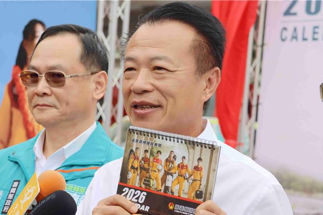 嘉义县长翁章梁说，桌历放在桌上就好像土地公一样陪伴在身边。（吕妍庭摄）