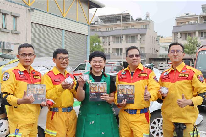 今年主要由溪口防宣分队长刘惠萍赞助印制，因份数有限，消防局欢迎到消防局官方FB留言抽桌历。（吕妍庭摄）