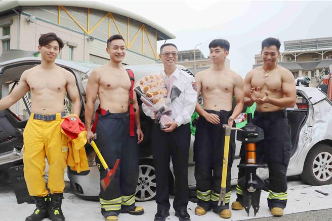 今恰好是消防局长蔡建安生日，消防猛男替蔡建安庆生。（吕妍庭摄）