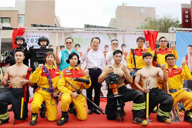 嘉义县「115年消防局猛男桌历」今正式发表。（吕妍庭摄）