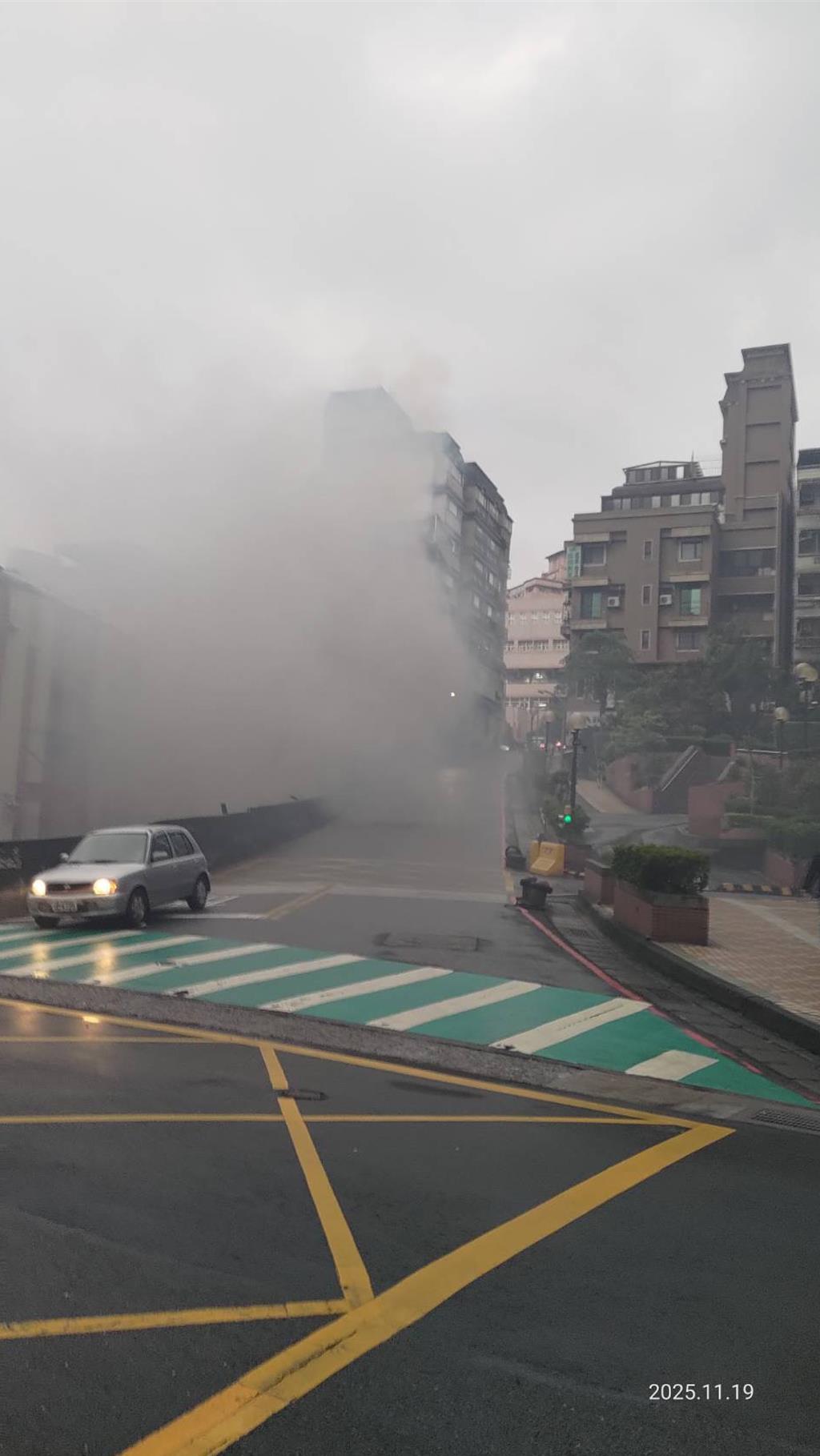 淡水大賣場發電機房清晨冒煙起火 消防半小時撲滅