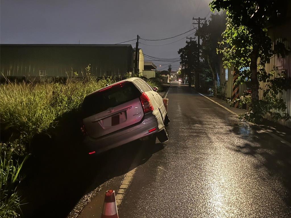 大雨滂沱！老翁開車滑落水圳 中壢警伸手救援